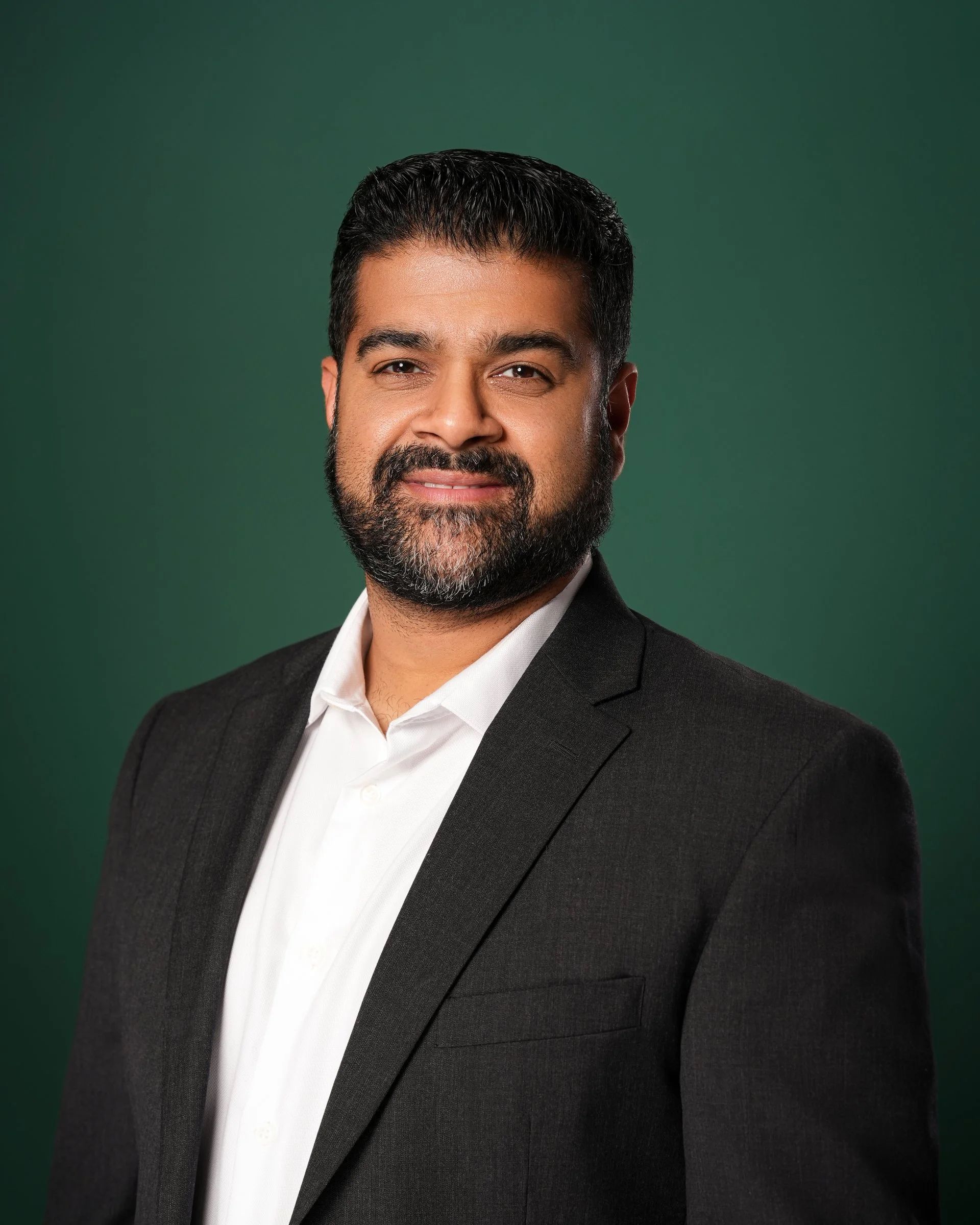 Professional men’s headshot at Central Park in Millbrae, California.