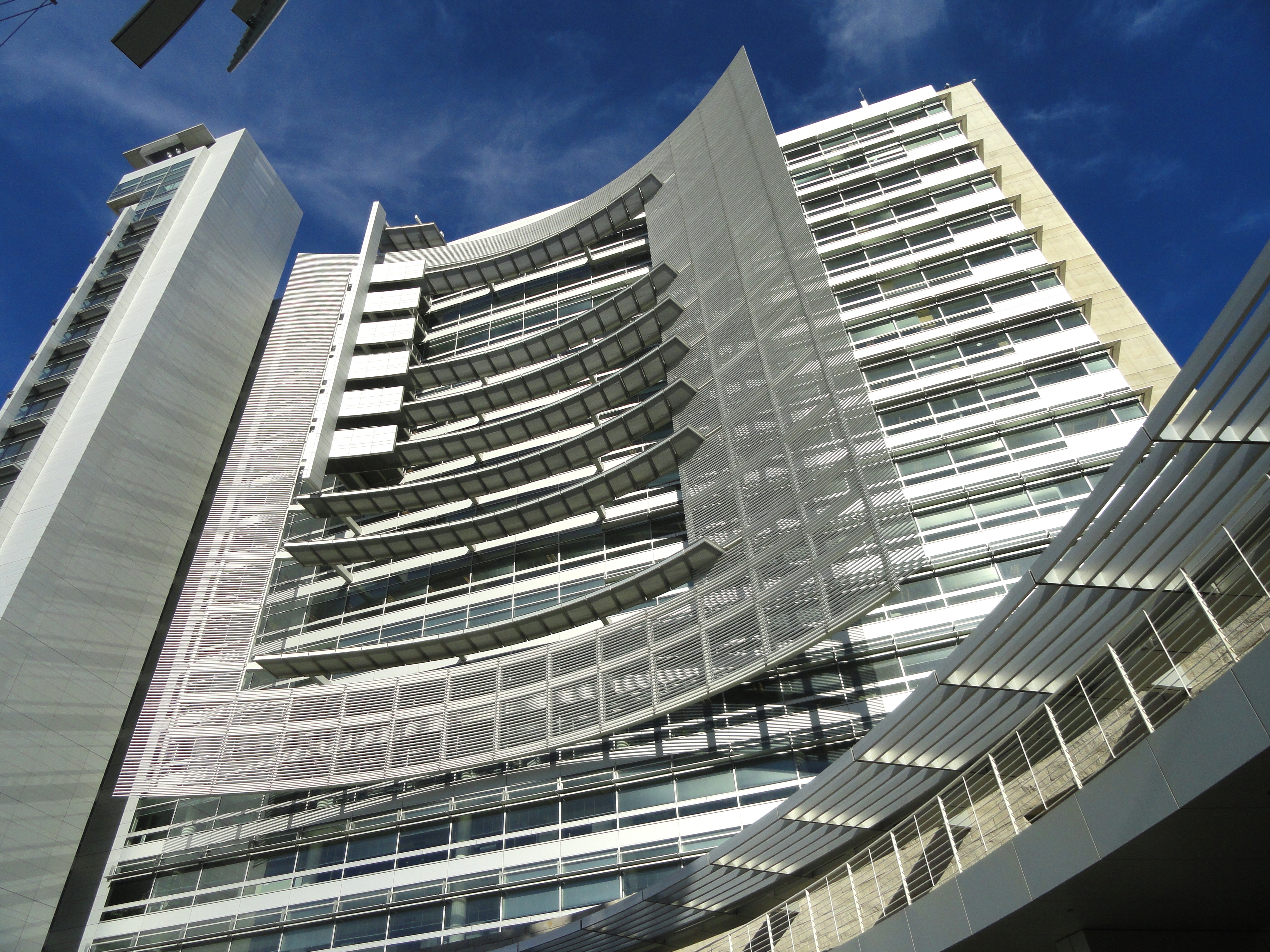 Exterior de edificio cívico con vidrio moderno y líneas de plaza