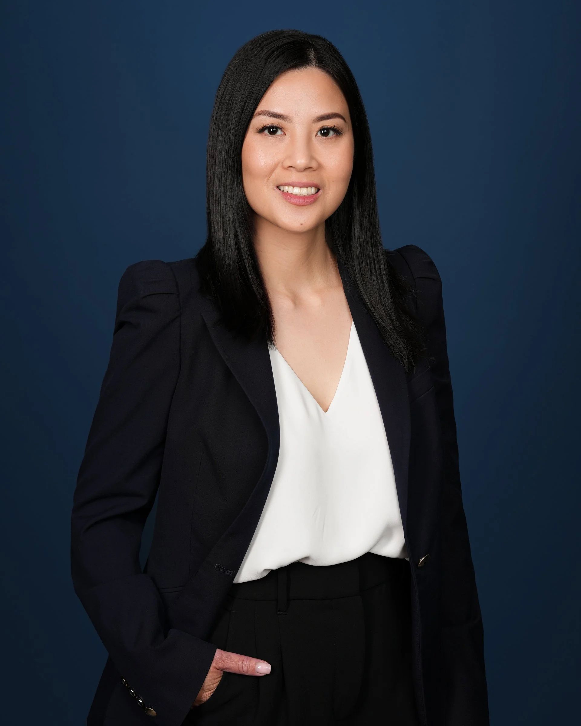 Lake Elizabeth women’s headshot — Pacifica Studio Professional women’s headshot at Lake Elizabeth in Fremont, California.