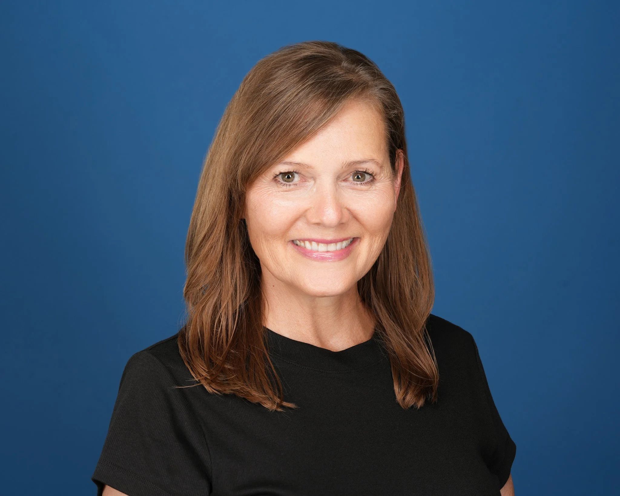 Santa Clara Central Park women’s headshot — Pacifica Studio Professional women’s headshot at Central Park in Santa Clara, California.